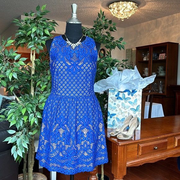 BCBG MaxAzria Blue Lace Jillyan Cocktail Dress Fits like a Size 4 or XS - Small - Picture 11 of 12